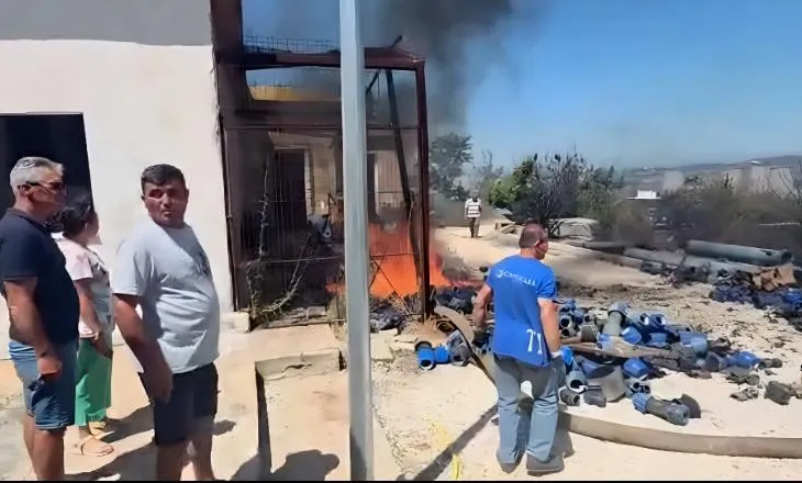 Zjarri në Drizë, flakët prekin ujësjellësin, digjet baza materiale në linjat e furnizimit! Vijon shpërndarja e ujit