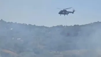 Zjarri në Fier del jashtë kontrollit/ Flakët i afrohen rrugës nacionale, ndërhyn helikopteri