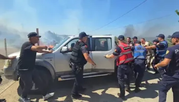 Zjarri në Fier përhapet me shpejtësi, mjetet zjarrfikëse dhe efektivë në terren për të mbrojtur banesat dhe objektet
