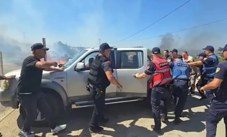 Zjarri në Fier përhapet me shpejtësi, mjetet zjarrfikëse dhe efektivë në terren për të mbrojtur banesat dhe objektet