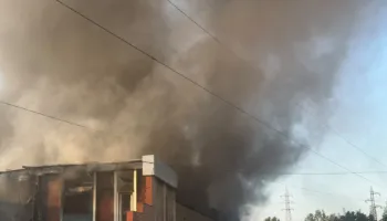 Zjarri në magazinën private në Durrës, Karakaçi: Po punohet për rikthimin e plotë të energjisë elektrike