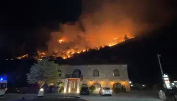 Zjarri në malin e Shëngjinit po përhapet me shpejtësi, plagoset pasagjeri i një makine