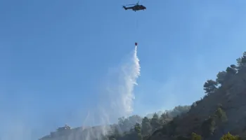Zjarri në malin e Shëngjinit, vijon ndërhyrja nga toka dhe ajri