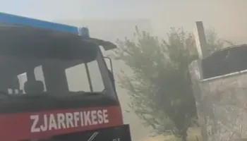 Zjarri në Shkozet shkakton kaos në Durrës, lë gjysmën e qytetit pa energji elektrike