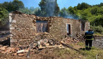 Zjarri në shtëpinë në Shkodër, reagon Policia: Ka humbur jetën nëna me dy fëmijët 1 dhe 3 vjeç