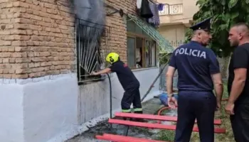 Zjarri përfshin apartamentin në Korçë, ndërron jetë i moshuari