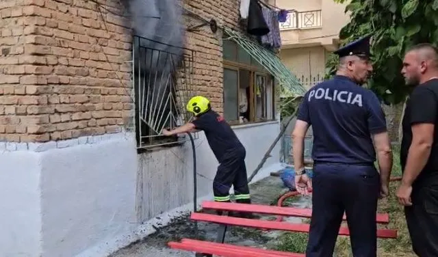Zjarri përfshin apartamentin në Korçë, ndërron jetë i moshuari