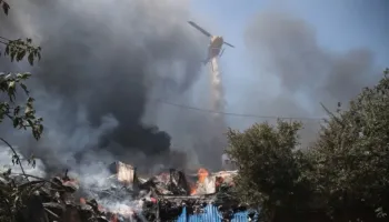 Zjarri përfshin një fabrikë nafte në Greqi, dëmtohen biznese dhe banesa