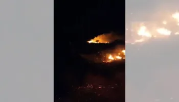 Zjarri përgjatë autostradës Vlorë–Fier ende aktiv, shpërndahet tymi në zonë, lehtësohet qarkullimi i mjeteve