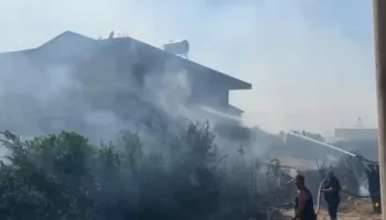 Zjarri përhapet me shpejtësi në Drizë të Fierit! Flakët përfshijnë një objekt, banorët në panik