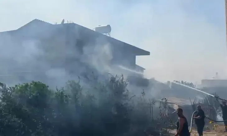 Zjarri përhapet me shpejtësi në Drizë të Fierit! Flakët përfshijnë një objekt, banorët në panik