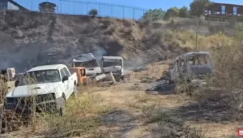 Zjarri që ka përfshirë zona të pyllëzuara në Fier, shoqërohen dy të dyshuar për shkaktimin e flakëve