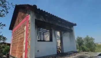 Zjarri shkrumbon një shtëpi të pabanuar në Stan Karbunarë Lushnjë, dyshohet për…