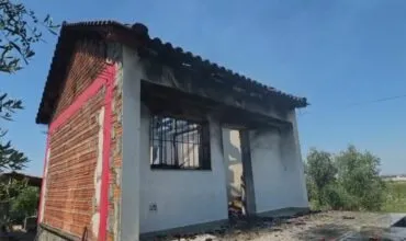 Zjarri shkrumbon një shtëpi të pabanuar në Stan Karbunarë Lushnjë, dyshohet për…