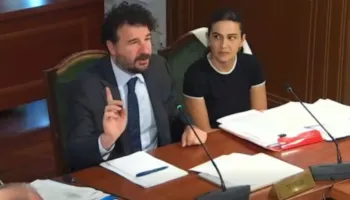 Zv.ministri ndërpret mbledhjen për të shkuar në tualet/ Momenti që shkaktoi të qeshura në Komision