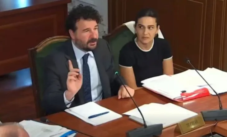 Zv.ministri ndërpret mbledhjen për të shkuar në tualet/ Momenti që shkaktoi të qeshura në Komision