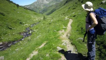 Zyrtarët francezë paralajmërojnë alpinistët se duhet të ndalojnë së piri ujin e përrenjve malorë