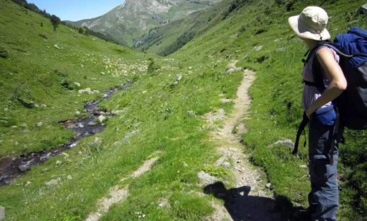 Zyrtarët francezë paralajmërojnë alpinistët se duhet të ndalojnë së piri ujin e përrenjve malorë