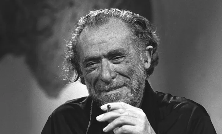 106 vjet nga lindja e Charles Bukowskit, shkrimtarit që shkroi pa dorashka për jetën