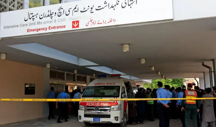 14 të porsalindur humbin jetën në Pakistan, pas një zjarri që shpërtheu në spital –