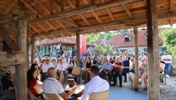 146 festivale në një libër: Promovohet historia gjysmëshekullore e një Kosove që feston