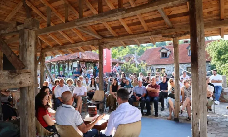 146 festivale në një libër: Promovohet historia gjysmëshekullore e një Kosove që feston