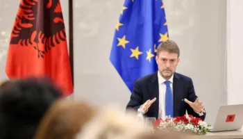 17 mijë tekste për diasporën, Hoxha zbulon planin për vitin e ri shkollor: Shpërndarja në 15 shtete të Europës, SHBA dhe Kanada