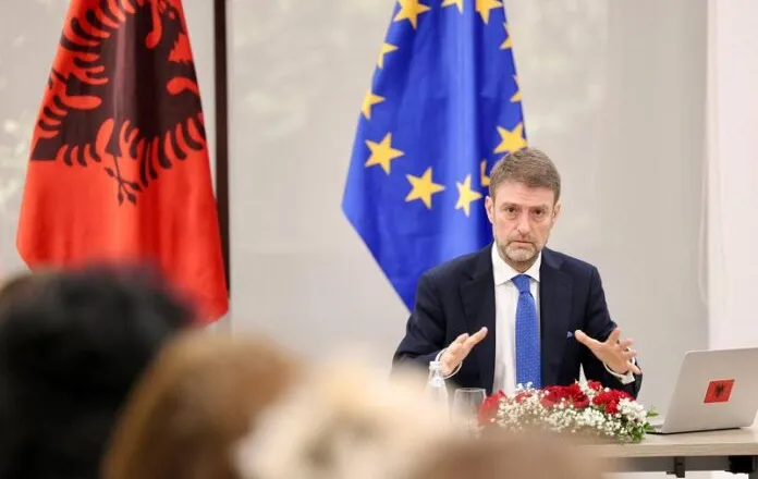 17 mijë tekste për diasporën, Hoxha zbulon planin për vitin e ri shkollor: Shpërndarja në 15 shtete të Europës, SHBA dhe Kanada
