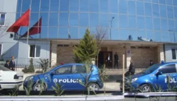 26-vjeçari përplas makinën e policisë, 2 efektivë të plagosur