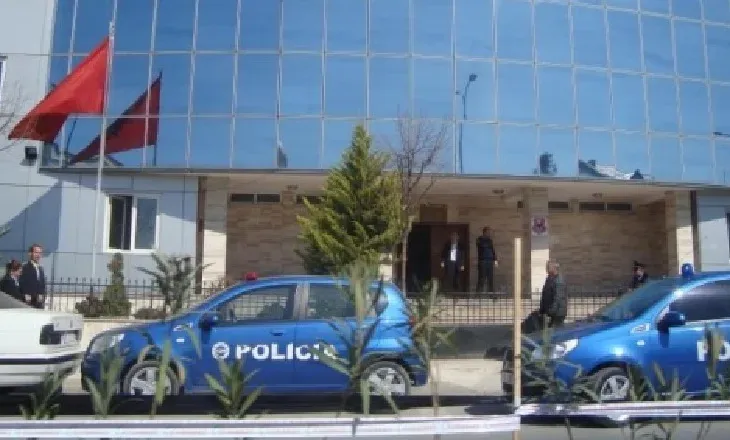 26-vjeçari përplas makinën e policisë, 2 efektivë të plagosur