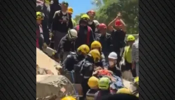 30 orë nën rrënoja pas tërmetit shkatërrues/ Ekipet e shpëtimit nxjerrin të gjallë mjeken në Kolumbi