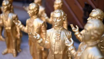 320 figura të Mozartit të artë, 210 prej tyre vidhen në Salzburg