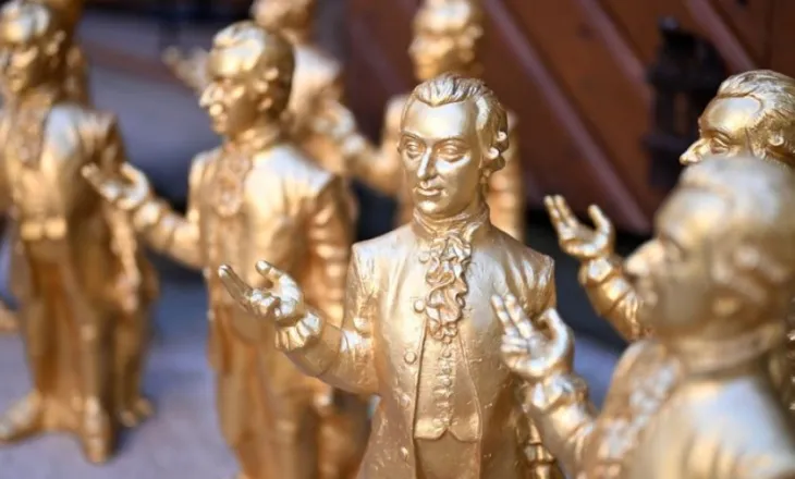 320 figura të Mozartit të artë, 210 prej tyre vidhen në Salzburg