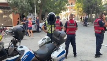50-VJEÇARI BIE NGA BALLKONI DHE HUMB JETËN