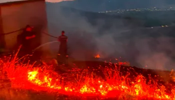 6 vatra zjarri ende aktive, vijon beteja me flakët