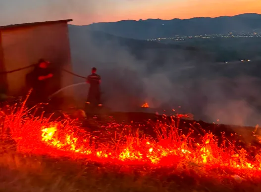 6 vatra zjarri ende aktive, vijon beteja me flakët
