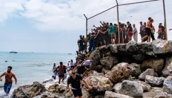 60 mijë emigrantë në 24 orë, Sánchez i drejtohet Brukselit me letër urgjente