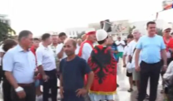 63 ditë tubime masive antiqeveritare/ Diaspora zbret sërish në sheshin “Skënderbej”, kërkohet dorëheqja e Ramës