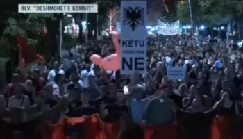 65 ditë protestë! Nisin marshimet në rrugët e Tiranës, jehojnë thirrjet e qytetarëve: Rama n’burg, Berisha n’burg!