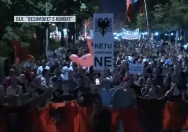 65 ditë protestë! Nisin marshimet në rrugët e Tiranës, jehojnë thirrjet e qytetarëve: Rama n’burg, Berisha n’burg!