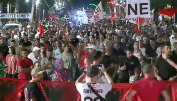 68 ditë protesta masive, protestuesit mbyllin fjalimet para Kryeministrisë, marshojnë drejt Korpusit: Ju erdhi fundi!