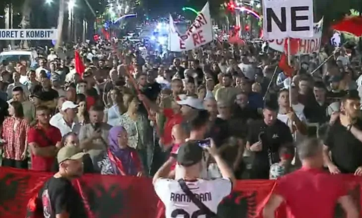 68 ditë protesta masive, protestuesit mbyllin fjalimet para Kryeministrisë, marshojnë drejt Korpusit: Ju erdhi fundi!