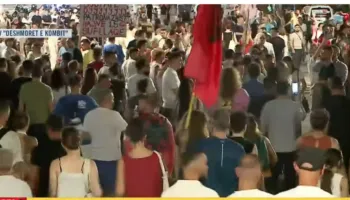 69 ditë protestë/ Pas fjalimeve te Kryeministria protestuesit nisin marshimit në rrugët e Tiranës: Rama jepe dorëheqjen