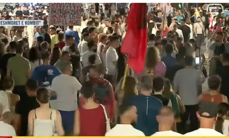 69 ditë protestë/ Pas fjalimeve te Kryeministria protestuesit nisin marshimit në rrugët e Tiranës: Rama jepe dorëheqjen