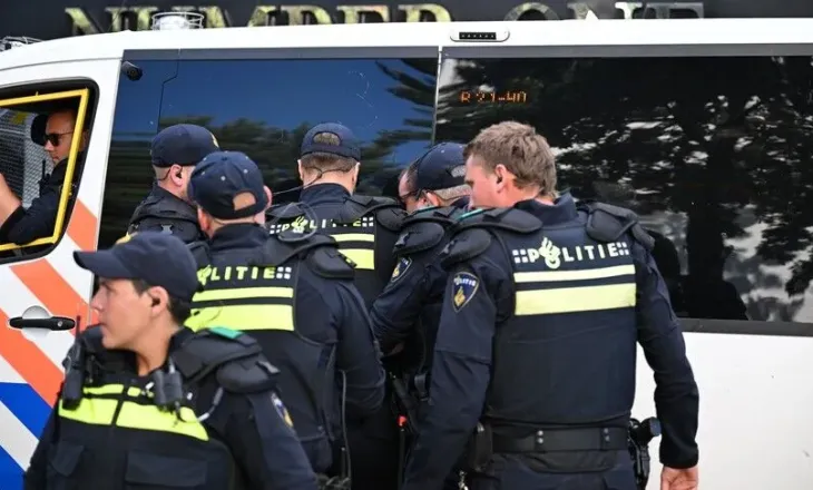 7 të arrestuar për kërcënime online pas protestave në qendrën e azilit në Holandë