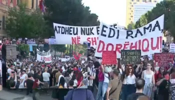 70 ditë protesta, qytetarët marshim drejt kryeministrisë: Rama jepe dorëheqje