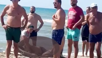 70 vjeçari rrezikon të mbytet, shpëtohet nga vëzhguesit e plazhit