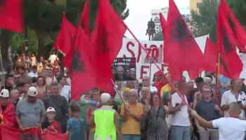 72 ditë protestë, qytetarët mblidhen para Kryeministrisë
