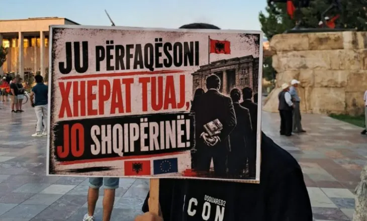 74 ditë revoltë, mesazhet përmes pankartave: Përfaqësoni xhepat tuaj, jo Shqipërinë!