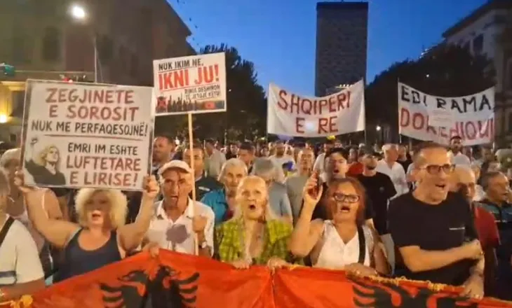 86 ditë revoltë! Qytetarët mbushin sheshin “Skënderbej”:  Nuk ikim ne, ikni ju! Rinia dëshiron të qëndrojë